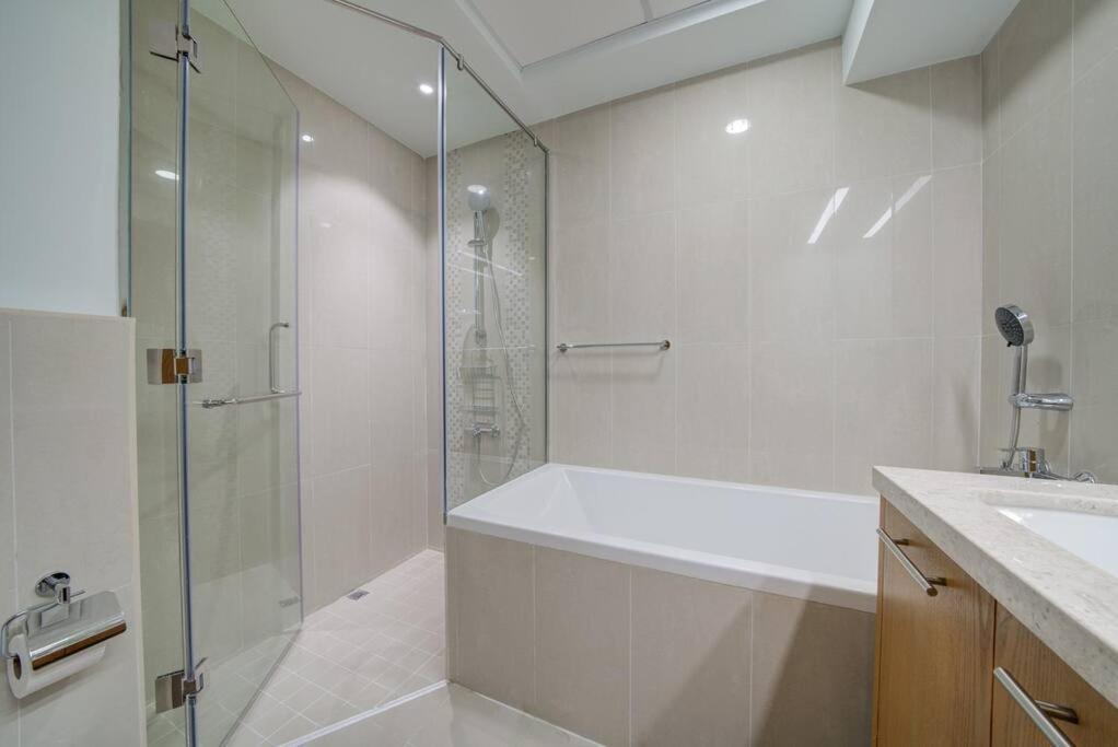 شقة Burj Khalifa View - 2Br And Maid - Downtown دبي المظهر الخارجي الصورة